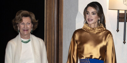 image: Dronning Sonja vekker oppsikt i utlandet